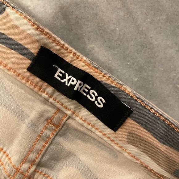 Express Size 12 Shortie Mid Rise Stretch Punk Gray Camo Cut Off Cargo Shorts - Picture 12 of 12
